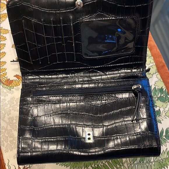 Sleek Black Crossbody Bag with Textured Leather - Picture 5 of 8